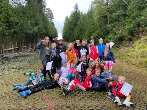 Zwerge eröffnen Skisaison 2022/2023 mit dem Mattenslalom in Cursdorf